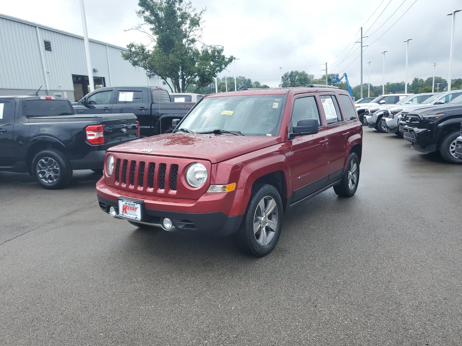 Used 2017 Jeep Patriot Latitude AWD/4WD image 2