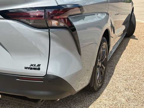 Used 2024 Toyota Sienna XLE Woodland Edition image 4