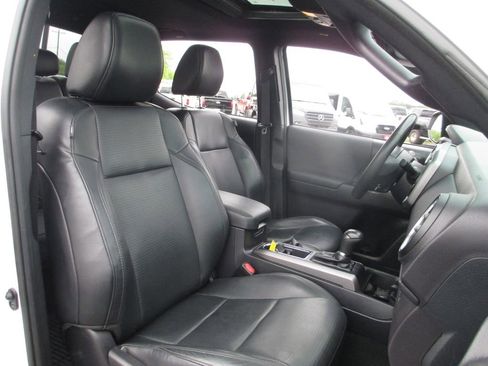 Used 2019 Toyota Tacoma TRD Off-Road AWD/4WD image 24