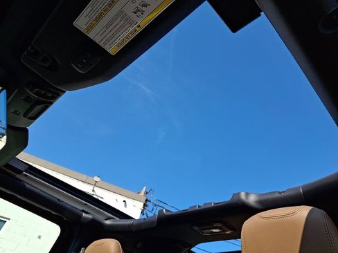 Used 2022 Jeep Wrangler Unlimited Rubicon w/ LED Lighting Group AWD/4WD image 17