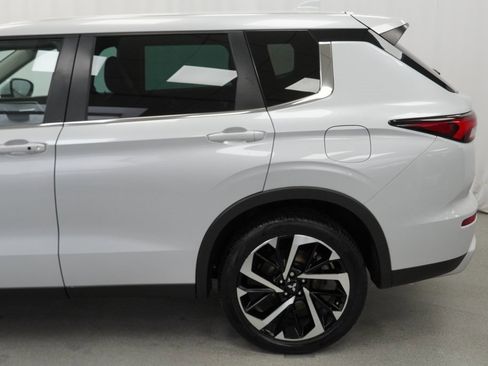 Used 2023 Mitsubishi Outlander SE image 19
