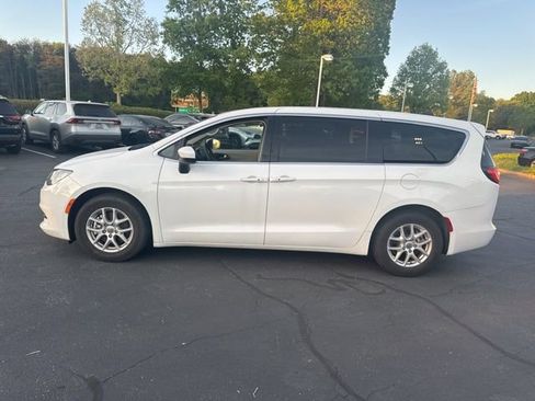 Used 2022 Chrysler Voyager LX image 8