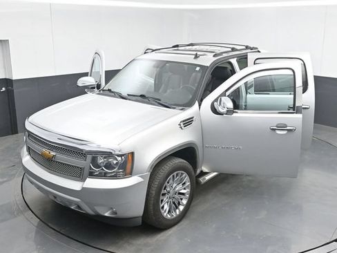 Used 2013 Chevrolet Avalanche LT AWD/4WD image 46