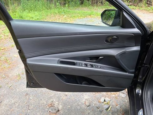 Certified 2025 Hyundai Elantra SEL FWD image 16