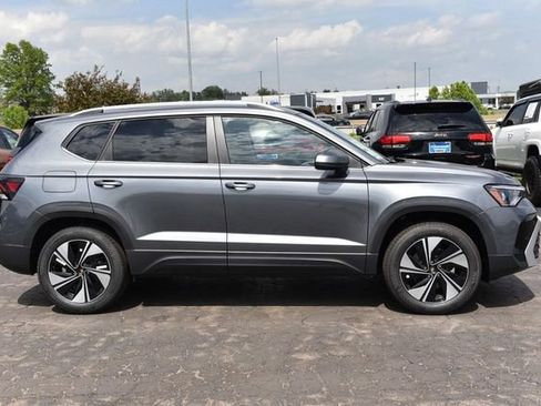 New 2026 Volkswagen Taos SE image 5