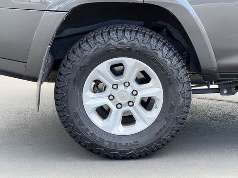 Used 2017 Toyota 4Runner SR5 AWD/4WD image 15