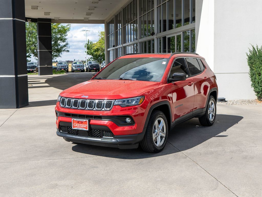 Used 2023 Jeep Compass Latitude w/ Sun and Sound Group AWD/4WD image 3