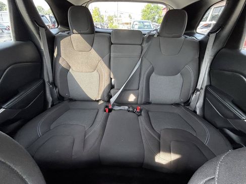 Used 2019 Jeep Cherokee Latitude w/ Popular Appearance Group AWD/4WD image 17