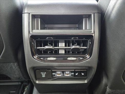Used 2025 Jeep Grand Cherokee Limited RWD image 17
