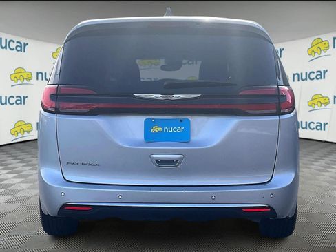 Used 2024 Chrysler Pacifica Touring-L image 5