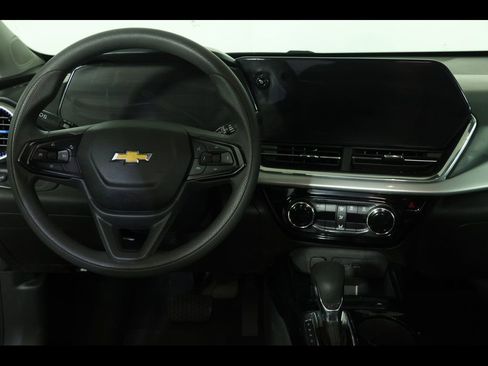 Used 2025 Chevrolet Trax LT FWD image 12