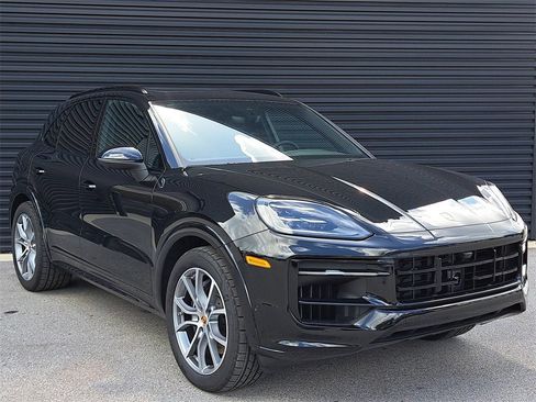 Used 2025 Porsche Cayenne image 9