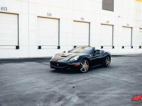 Used 2014 Ferrari California image 42