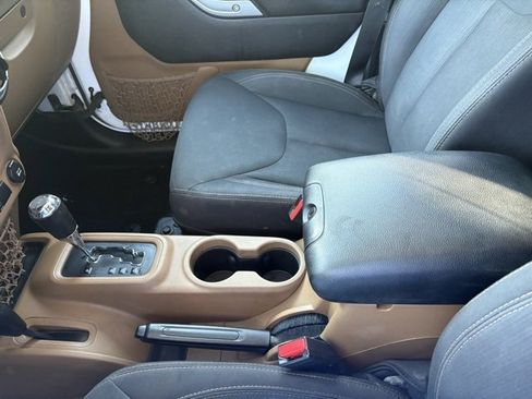 Used 2016 Jeep Wrangler Unlimited Rubicon w/ Connectivity Group image 18