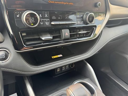 Used 2023 Toyota Highlander XLE image 25