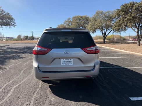 Used 2017 Toyota Sienna LE image 5