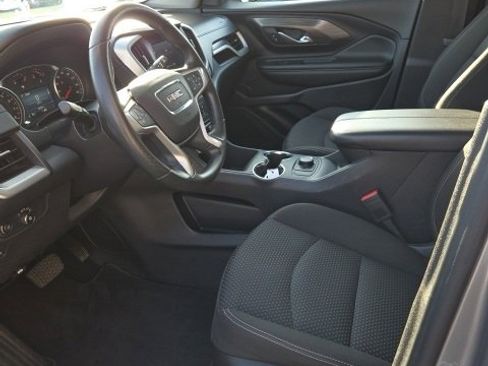 Used 2024 GMC Terrain SLE image 9