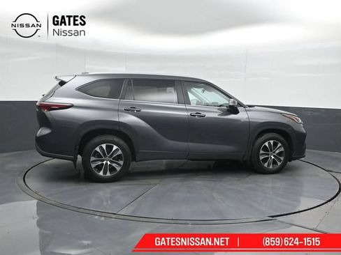 Used 2024 Toyota Highlander XLE AWD/4WD image 3