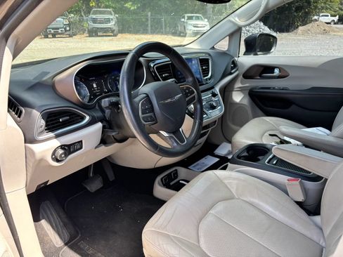 Used 2017 Chrysler Pacifica Touring-L Plus w/ Tire & Wheel Group FWD image 10