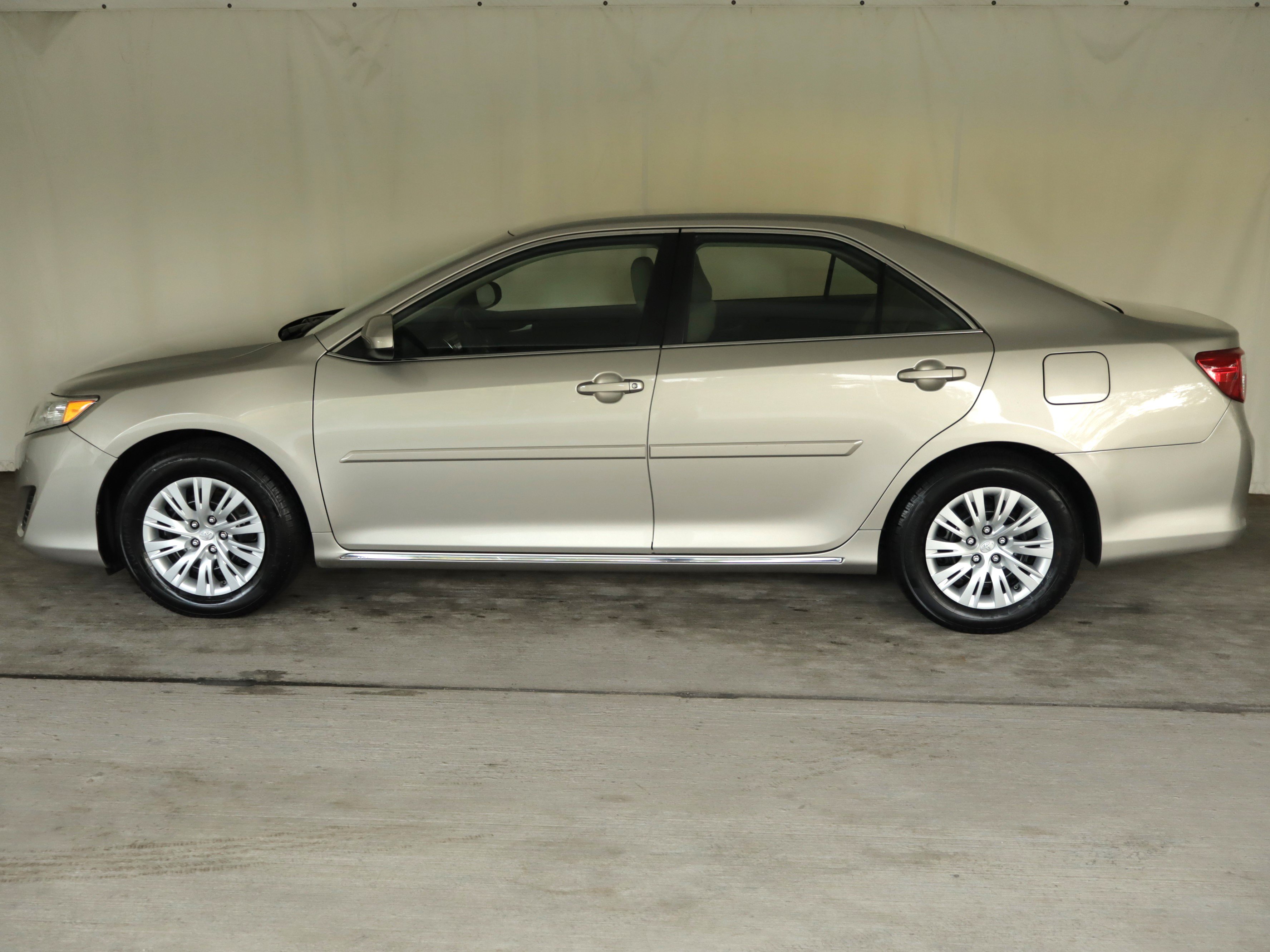 Used 2014 Toyota Camry LE FWD image 22