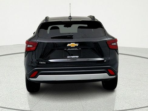 Used 2024 Chevrolet Trax LT w/ Sunroof Package FWD image 4