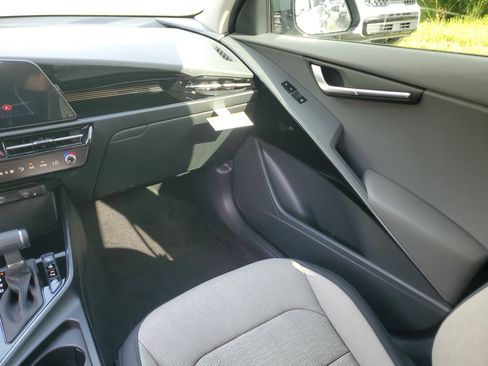 New 2025 Kia Niro SX Touring image 14