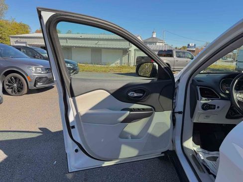 Used 2019 Jeep Cherokee Limited image 11