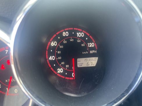 Used 2006 Pontiac Vibe image 2