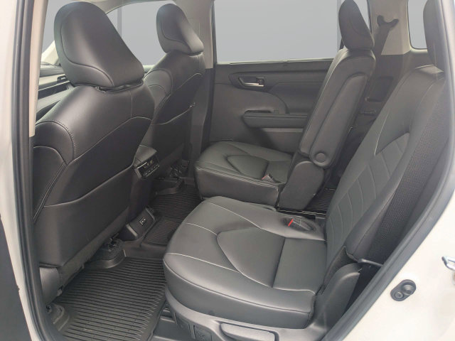 Used 2024 Toyota Highlander XLE FWD image 14