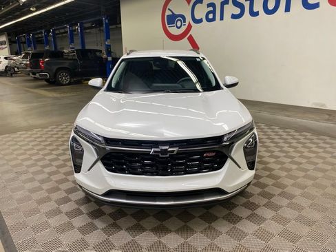 Used 2025 Chevrolet Trax LT FWD image 2