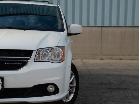 Used 2019 Dodge Grand Caravan SXT FWD image 2