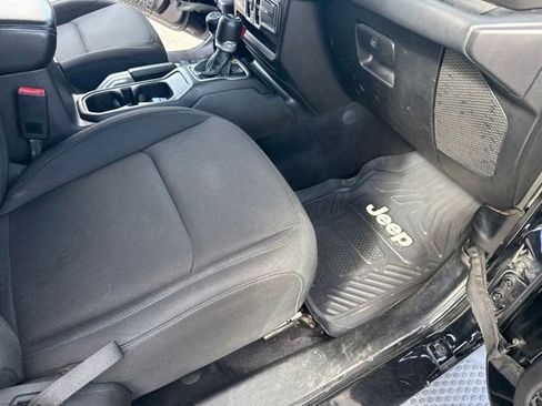 Used 2018 Jeep Wrangler Unlimited Sahara AWD/4WD image 13