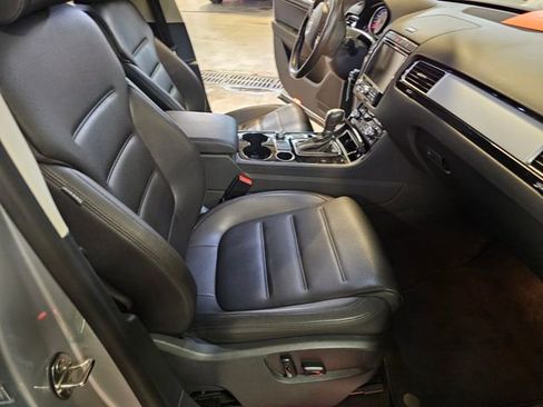 Used 2017 Volkswagen Touareg Sport AWD/4WD image 6