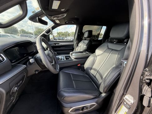 Used 2025 Jeep Wagoneer Series II AWD/4WD image 27