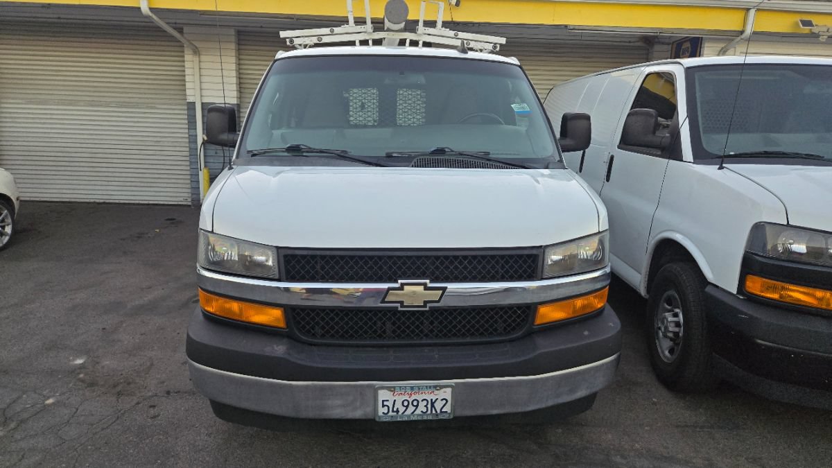 Used 2018 Chevrolet Express 2500 w/ Driver Convenience Package RWD image 2