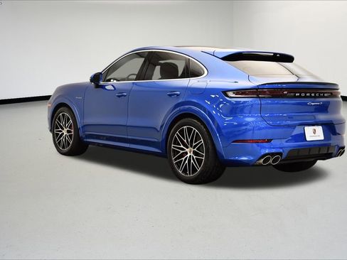 Used 2025 Porsche Cayenne S image 3