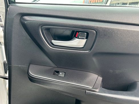 Used 2017 Toyota Camry SE image 29