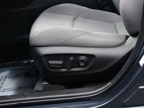 Used 2021 Toyota Venza LE image 11