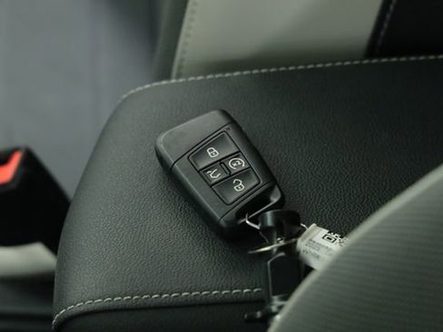 New 2025 Volkswagen Taos SE FWD image 38