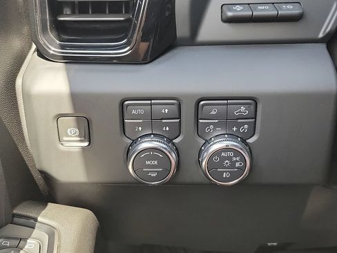 Used 2024 GMC Sierra 1500 AT4 w/ Technology Package AWD/4WD image 14