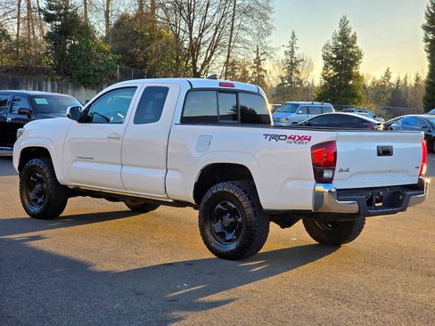 Used 2016 Toyota Tacoma SR5 AWD/4WD image 5