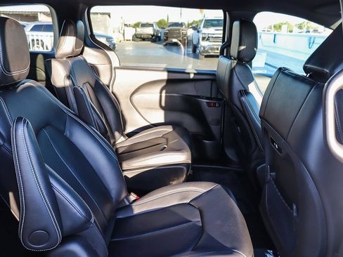 Used 2024 Chrysler Pacifica Limited FWD image 18