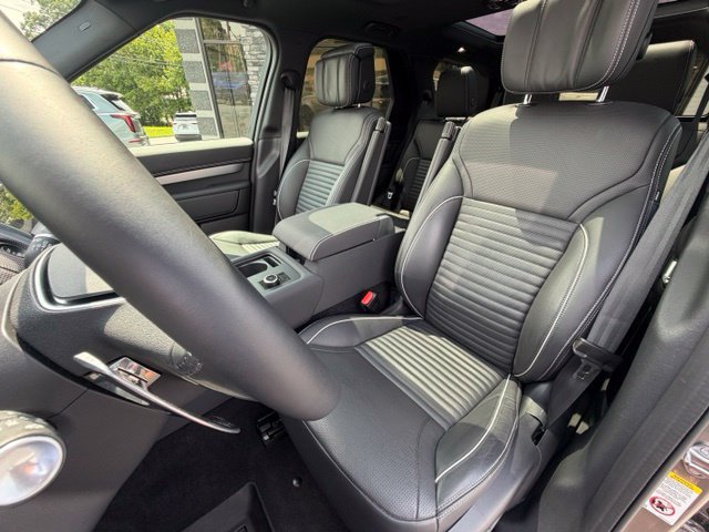 Used 2024 Land Rover Discovery Dynamic SE AWD/4WD image 15
