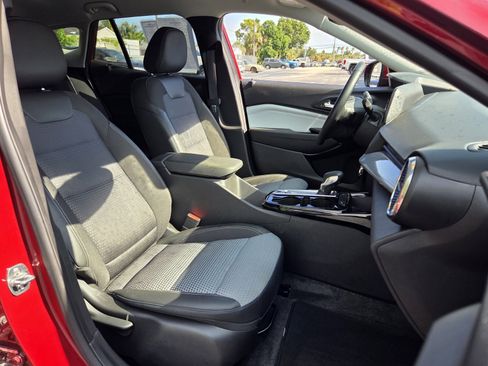 Certified 2025 Chevrolet Trax LT w/ LT Convenience Package FWD image 18