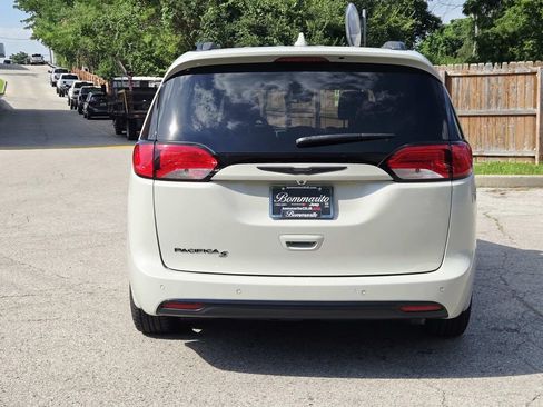 Used 2019 Chrysler Pacifica Touring-L Plus w/ Advanced Safetytec Group FWD image 4
