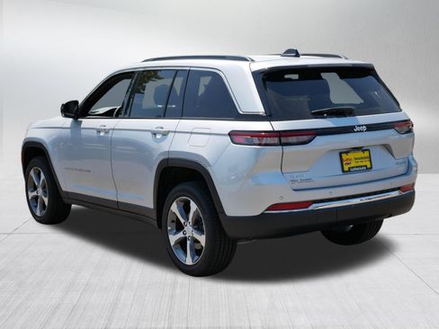 Used 2025 Jeep Grand Cherokee Limited w/ Trailer Tow Package AWD/4WD image 5