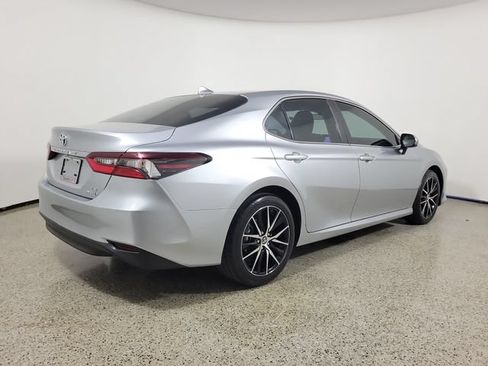 Used 2022 Toyota Camry LE FWD image 5