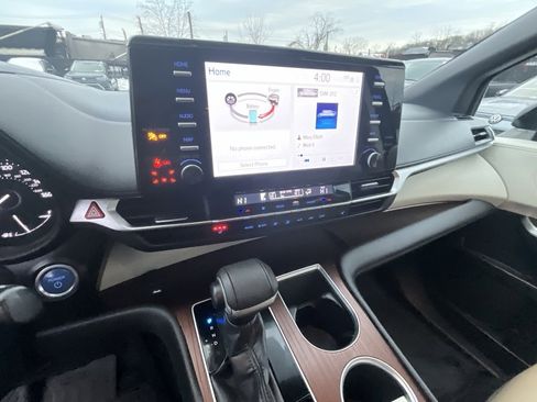 Used 2022 Toyota Sienna XLE image 14