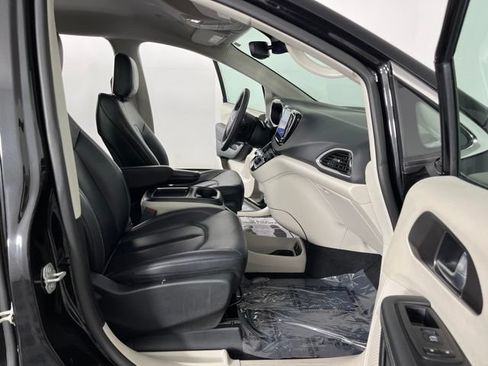 Used 2024 Chrysler Pacifica Touring-L FWD image 39