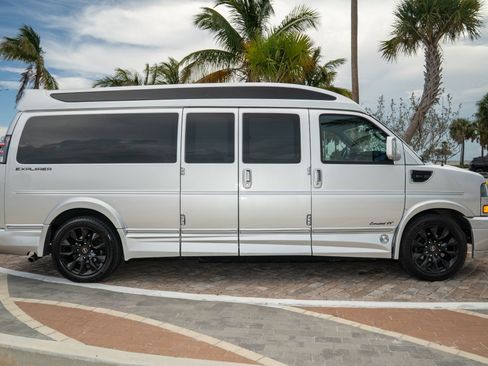 Used 2022 GMC Savana 2500 Extended RWD image 5